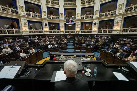 legislatura: con tension por el ioma y cambio de reglamento, diputados inicio su agenda