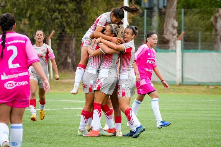 El fútbol femenino de Estudiantes festeja su victoria ante Atlético de Rafaela. (Foto: prensa EDLP)