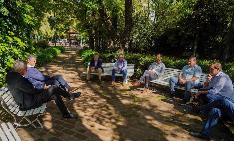 Un parque, y camisas celestes sin corbata. La estética PRO dominó la escena en la reunión del Grupo Dorrego con Mauricio Macri.