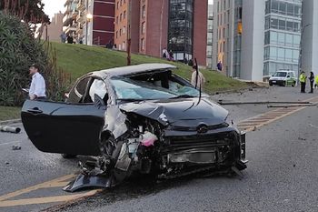 Le suspendieron la licencia de conducir al joven que chocó contra un poste (Foto: Noticias Mar del Plata)