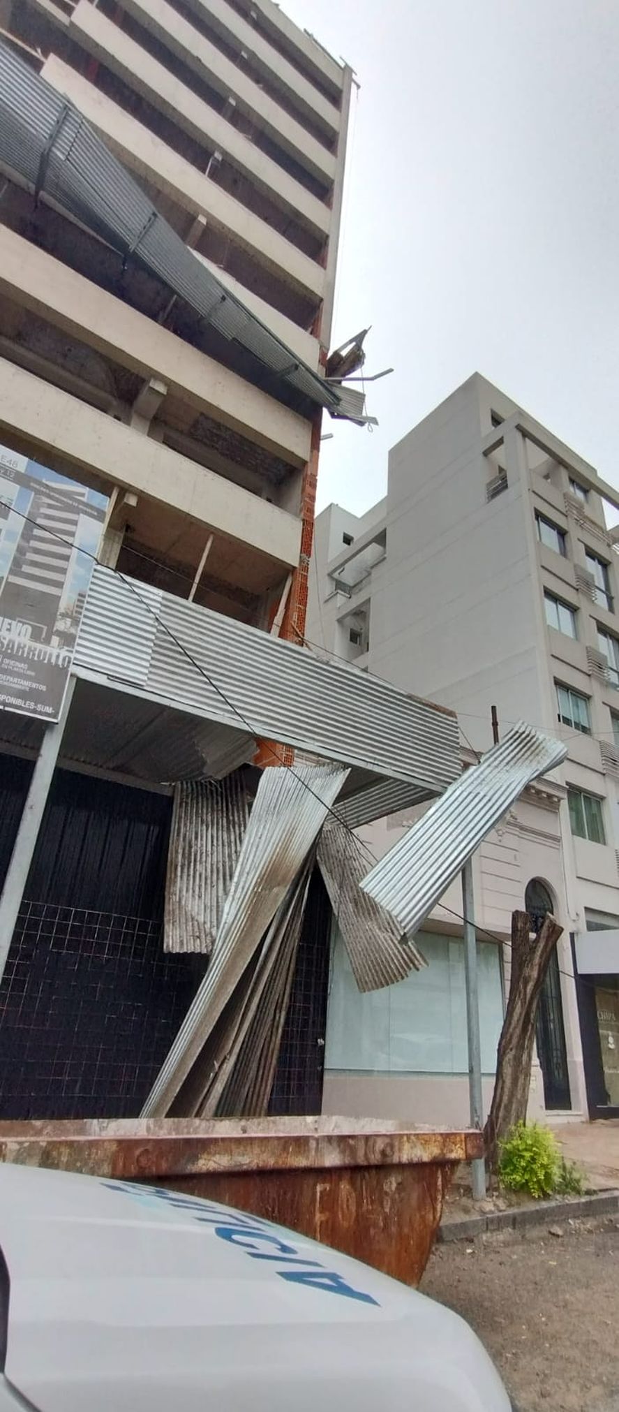 La Plata: un obrero cayó al vacío desde un cuarto piso
