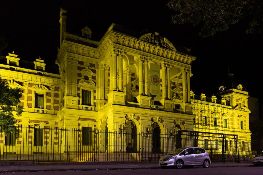 La Casa de Gobierno bonaerense se iluminó de amarillo