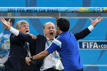 El grito sagrado: Alejandro Sabella celebra la vuelta de Argentina a la final de una Copa del Mundo.
