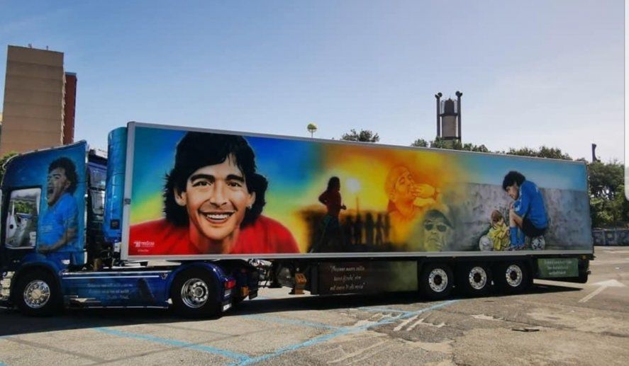 El gigantesco camión Scania aerografiado en Nápoles con imágenes de toda las etapas de la vida de Maradona 