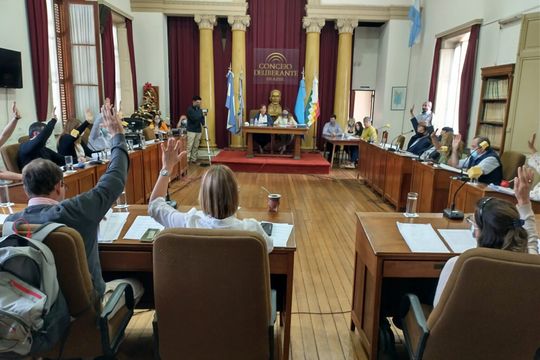 La crisis municipal trastoca el tablero político en Azul