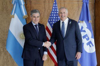 El presidente de YPF, Pablo González, junto al embajador norteamericano Marc Stanley (der).