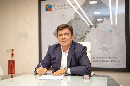 Fernando Espinoza anunció que llegó a un acuerdo en una nueva mesa de paritarias con los municipales.