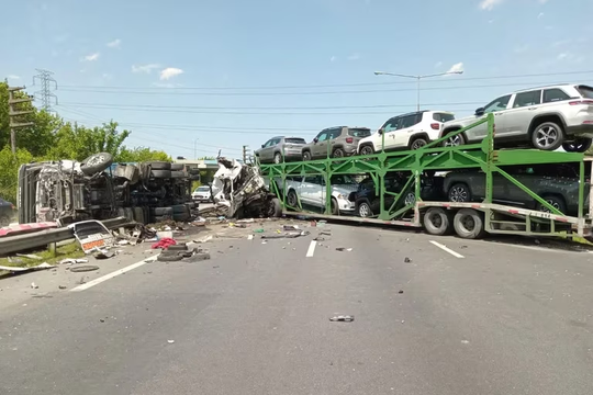 impactante choque entre camiones en panamericana y un conductor en grave estado