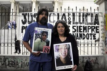 Los padres de Lucía Pérez en uno de los reclamos por justicia en La Plata