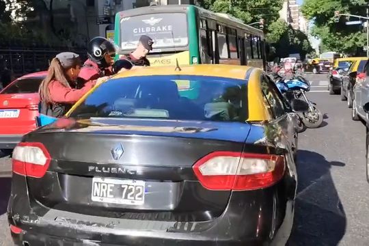 taxista beodo se durmio: la policia de caba le mecio el auto tipo arrorro