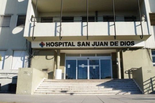 El vecino apuñalado fue atendido en el Hospital San Juan de Dios