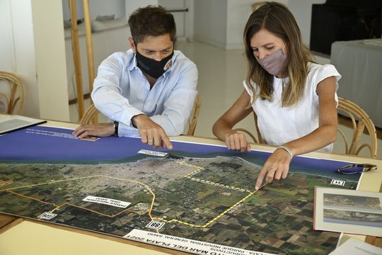 Axel Kicillof y Fernanda Raverta, con el plano de la trazada que proyectan para la nueva circunvalación para Mar del Plata