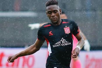 Alexis Manyoma convirtió por segundo partido consecutivo en Estudiantes. (Foto: prensa EDLP)