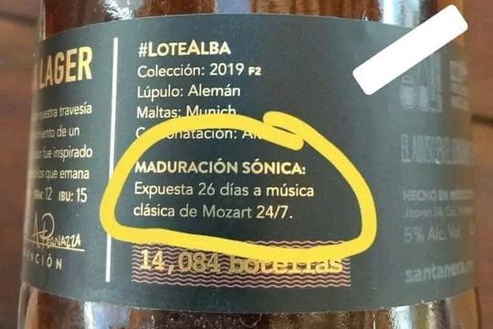 El marketing de la destilería mexicana de cerveza Santanera, que en su etiquetado dice hacer escuchar Mozart a su producto