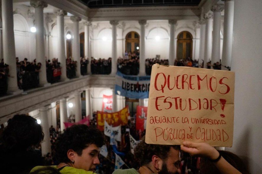 Tras el veto a la ley de financiamiento universitario, estudiantes tomaron el rectorado de la UNLP. Algo similar pas&oacute; en otras universidades.