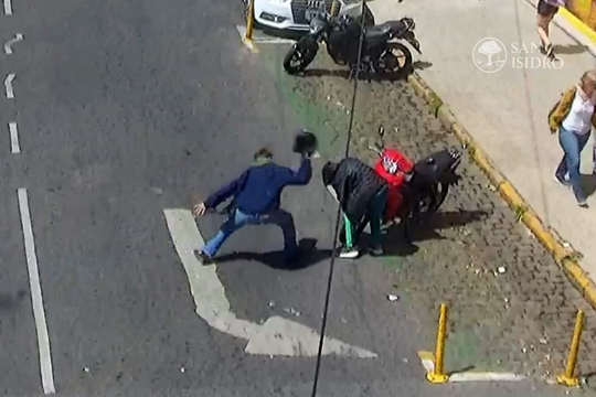 san isidro: para frustrar el robo de su moto, le pego al ladron con el casco