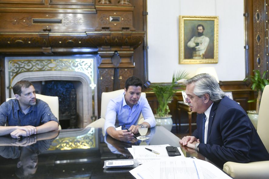 El presidente Alberto Fernández junto al intendente de La Costa, Cristian Cardozo, y el vicejefe de gabinete bonaerense Juan Pablo De Jesús