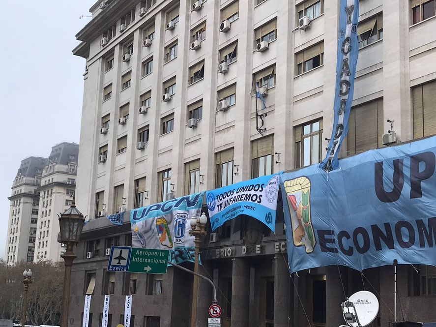 Los sindicatos comienzan a instalarse frente al ministerio de Economía. Expectativa por los anuncios de Sergio Massa sobre el Impuesto a las Ganancias.