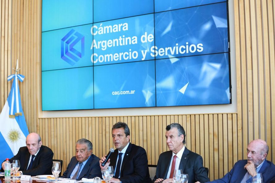 Ante la C&aacute;mara Argentina de Comercio Sergio Massa prometi&oacute; firmeza para perseguir a quienes operan la suba del d&oacute;lar paralelo.