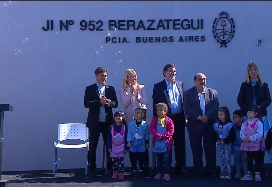 El gobernador Axel Kicillof inaugur&oacute; la escuela n&uacute;mero 100 desde que lleg&oacute; al cargo. Marc&oacute; diferencias con Mar&iacute;a Eugenia Vidal y reivindic&oacute; a los gremios.