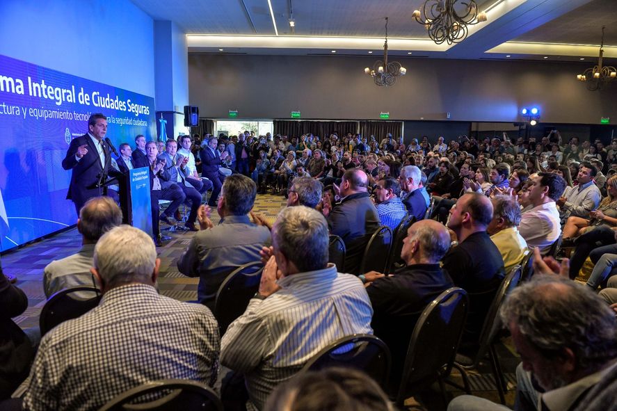 El candidato presidencial de UxP, Sergio Massa, convocó a dirigentes de otras fuerzas políticas a la presentación de un programa de seguridad en Mendoza.