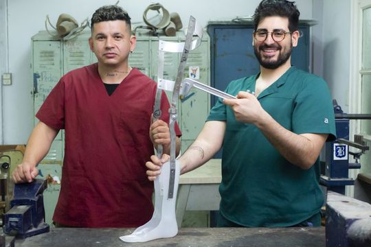 Conocé la historia de dos estudiantes de la UNSAM que perdieron una pierna y hoy aprenden a fabricar prótesis. Foto: Pablo Carrera Oser