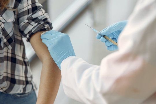 La vacuna en adolescentes fue bien tolerada, según el ensayo de Pfizer y BioNTech
