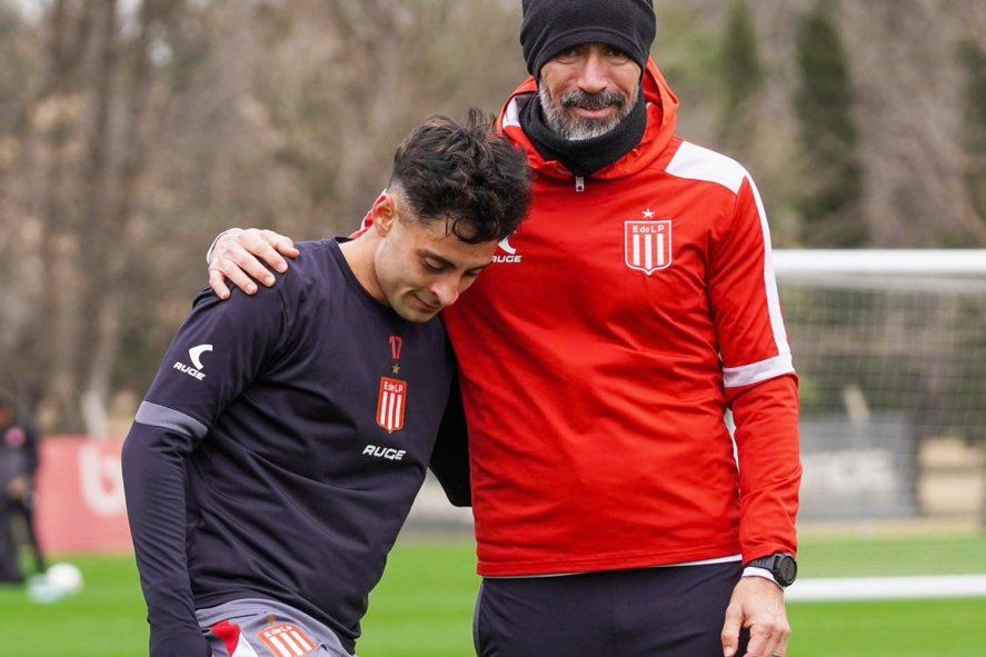 Javier Altamirano junto a Eduardo Domínguez en una práctica de Estudiantes. (Foto: prensa EDLP)