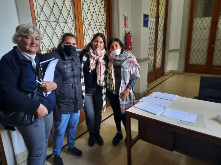 Referentes de los vecinos autoconvocados de los pueblos de Olavarría entregaron petitorios en el Municipio y el Concejo Deliberante en reclamo de médicos de guardia