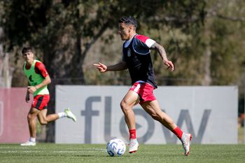 Tiago Palacios: de no ser citado para Uruguay a goleador y suspendido en Estudiantes