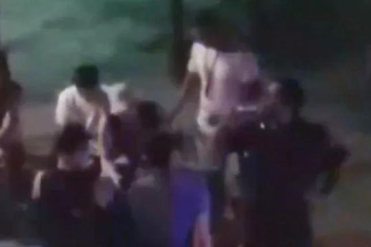 insolito: un policia se puso a beber con jovenes denunciados por ruidos molestos