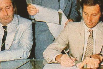 Foto histórica: Carlos Bilardo firmando su contrato con la Selección Argentina.