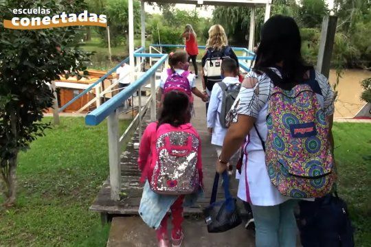 A la Escuela N°19 de San Fernando se accede por barco. Ahora sus alumnos tendrán acceso garantizado a internet.