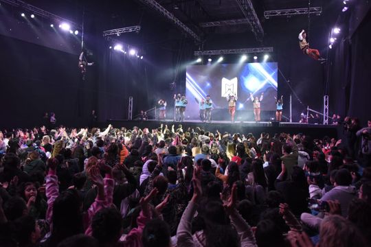 fiesta retro, tributo a freddie mercury y djs: asi sera el dia de la primavera en malvinas argentinas