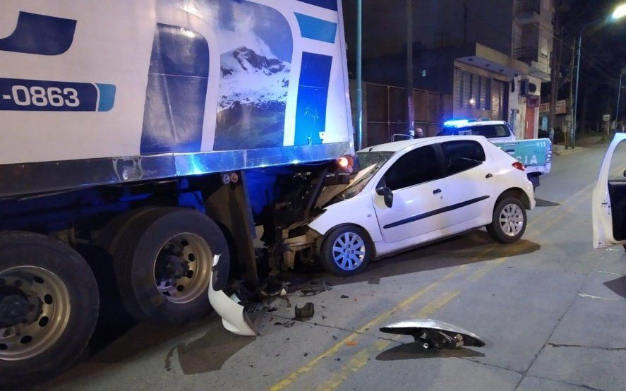Tragedia vial: tres chicas murieron al chocar un auto contra un camión estacionado