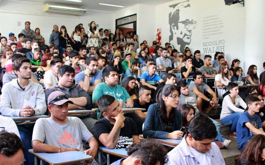 Curso de ingreso UNLP: con aulas llenas, arrancan las clases en Económicas, Trabajo Social y Periodismo