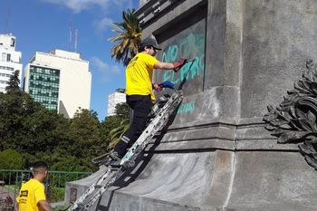 Increíble cifra: Vandalizaron 25 veces el monumento de San Martin en La Plata