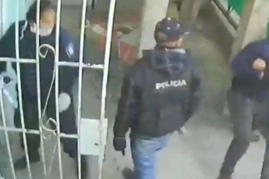 extorsion en mercedes: policias cayeron con una orden de allanamiento apocrifa