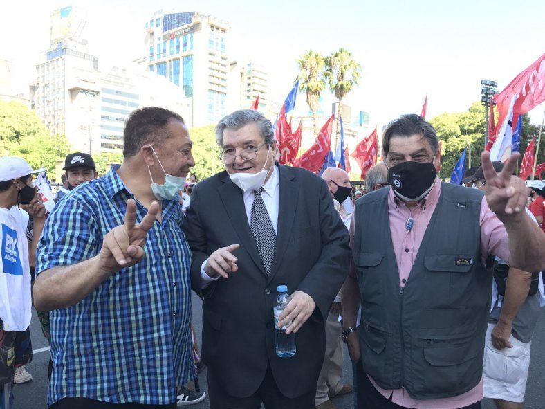 Luis Delia, Juan Ramos Padilla y Jorge Rachid durante una marcha en la que pidieron la renuncia de los miembros de la Corte Suprema 