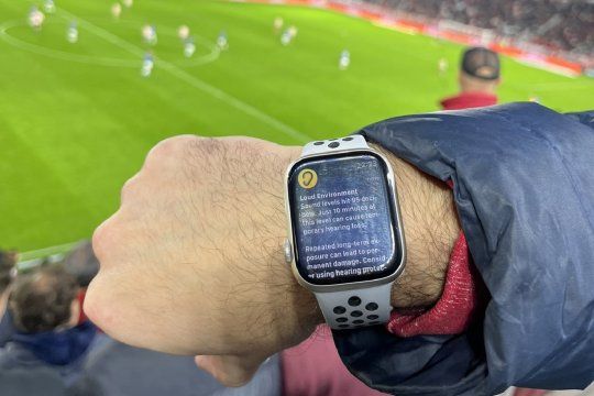 Mucho ruido, la advertencia del reloj en un espectador en el partido en Estudiantes en el estadio UNO