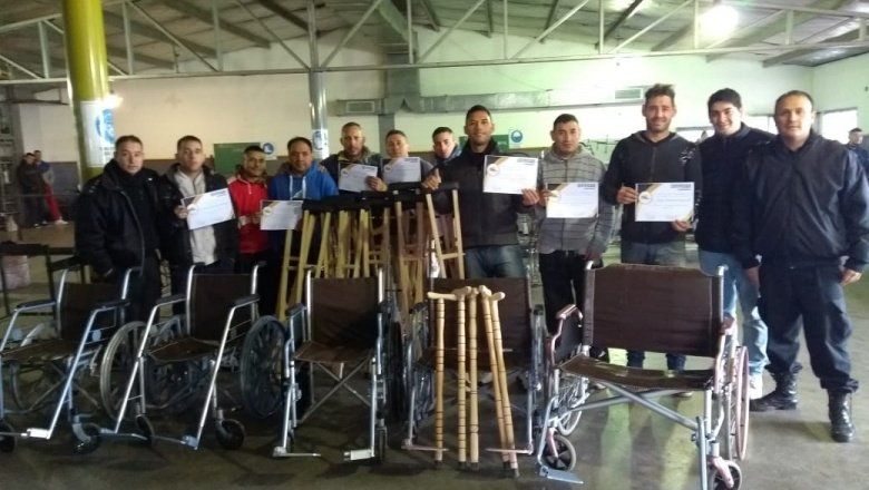 Reclusos de cárceles bonaerenses fabricaron muebles para inundados de Salta y un hospital bonaerense
