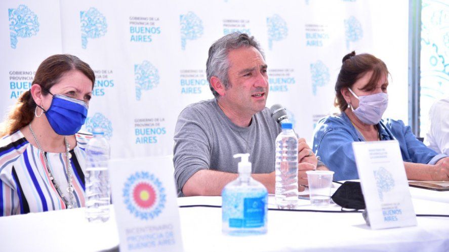 El ministro de Desarrollo de la Comunidad bonaerense, Andrés Larroque, junto a Blanca Cantero y Teresa García en la conferencia del Comité Interministerial por Guernica.