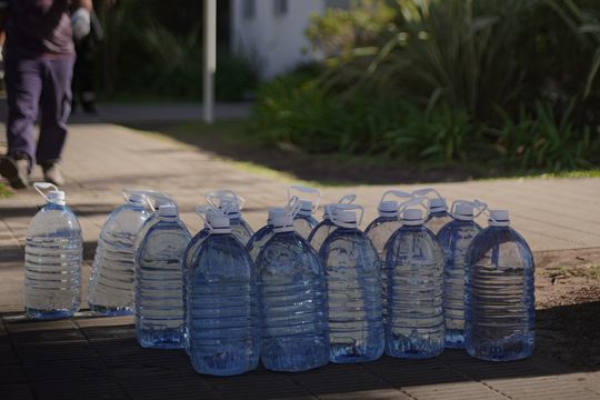 Por tareas programadas, ABSA anunció posible baja presión en Barrio Aeropuerto. Recomiendan reservar el agua para tareas esenciales.