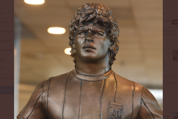 Impactante: la escultura de Maradona ya está en Ezeiza.
