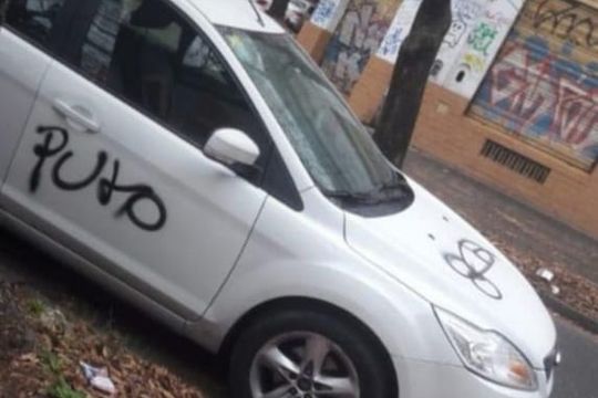 vandalizaron autos estacionados en un barrio de la plata