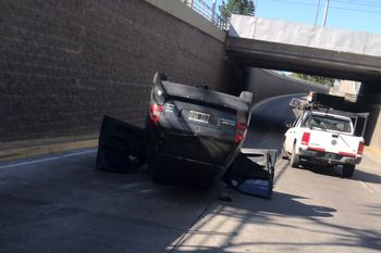 Una jubilada cayó desde un puente en un vuelco de auto y quedó internada