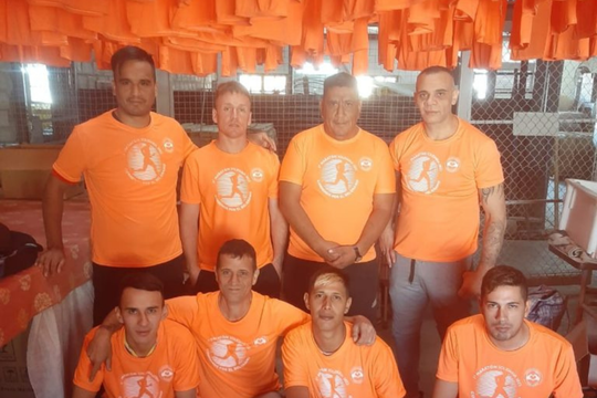 En una cárcel de San Martín confeccionaron 500 remeras para una maratón solidaria.