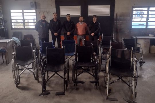 carcel solidaria: presos restauraron sillas de ruedas para una sede de pami