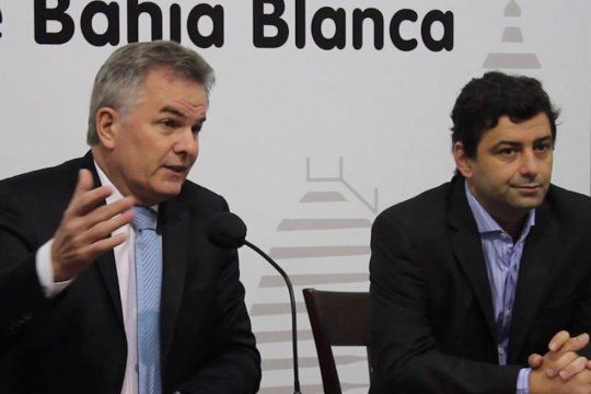 Álvarez Porte junto al intendente de Bahía Blanca, Héctor Gay.