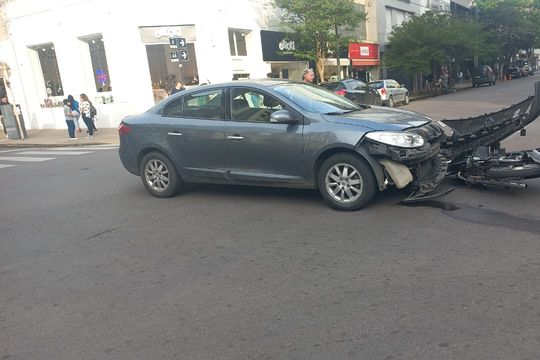 una motociclista internada tras un choque en el centro de la plata